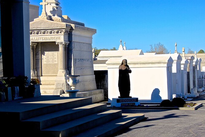 Cemetery Tour New Orleans - St. Louis Cemetery No. 3: the big idea behind New Orleans burials