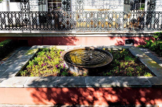 Explore New Orleans' Garden District: Private 2-hour Walking Tour - The Included Drink Stop: Small Break, Big Payoff