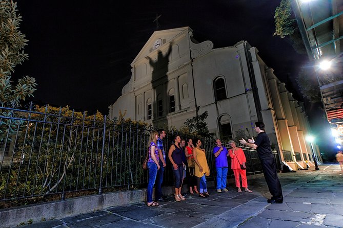 French Quarter Ghosts and Spirits Tour with Augmented Reality - Meeting at 400 Toulouse St: finding the right Gray Line desk
