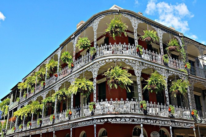 French Quarter Haunted Excursion In New Orleans - Stop 1 in the French Quarter: Vieux Carre streets + bar-window breaks