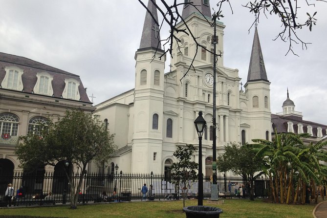 French Quarter Haunted Excursion In New Orleans - Stop 3 at Jackson Square: Burial vaults, film sites, and landmark stops