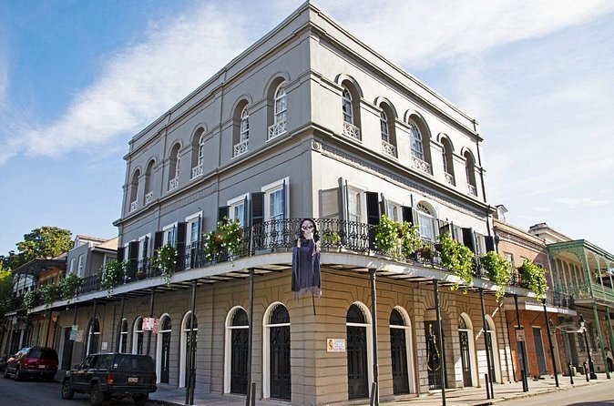 French Quarter Walking Tour in New Orleans - Stop 1: French Quarter streets, architecture, and the music thread