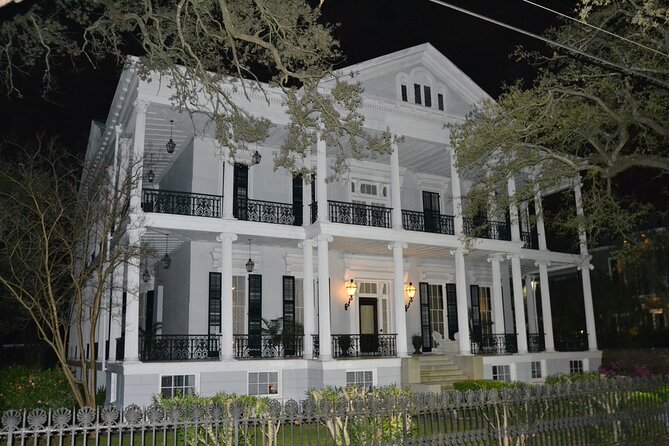 Garden District and Gates of Lafayette Cemetery Walking Tour - Stop 1: Garden District live oaks and a house-style field guide