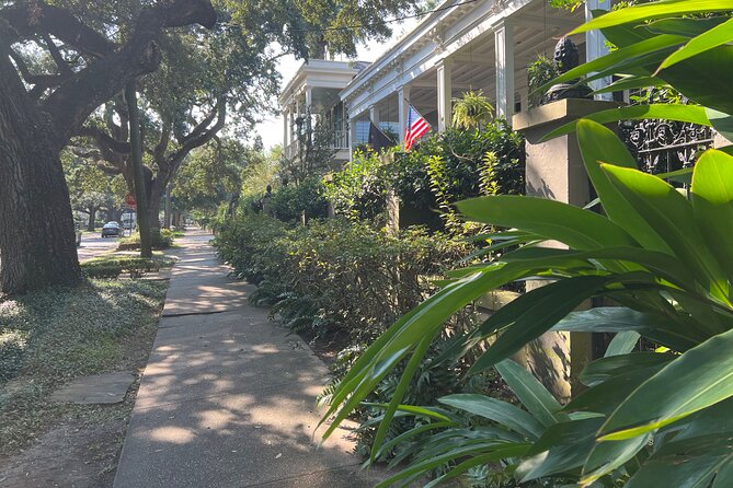 Garden District Architecture Walking Tour in New Orleans - What a great guide does with a short walk