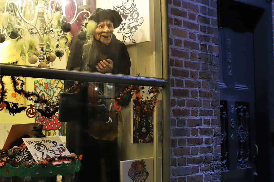 New Orleans: 1.5-Hour Voodoo History Evening Tour - Where Voodoo Fits Today: Practitioners and Respectful Explanations
