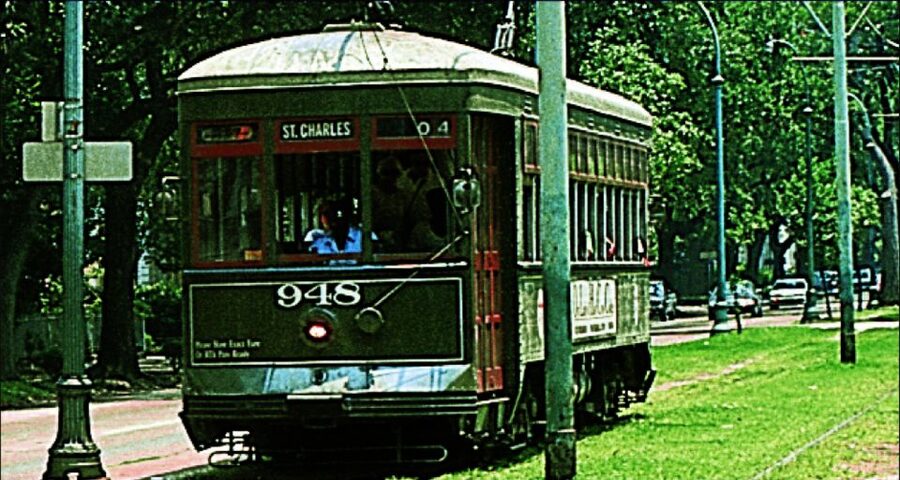New Orleans: 2-Hour 15-Minute City and Cemetery Tour by Bus - Garden District by bus: architecture without the marathon