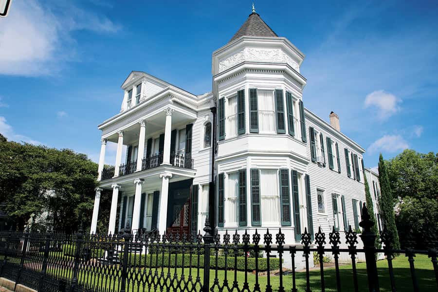 New Orleans: 2-Hour Homes of the Rich & Famous Walking Tour - Meeting near Prytania and getting your bearings quickly