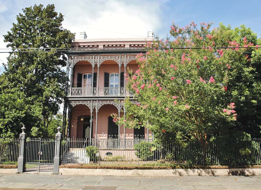 New Orleans: 2-Hour Homes of the Rich & Famous Walking Tour - The cemetery pause: what to expect and how to handle closures