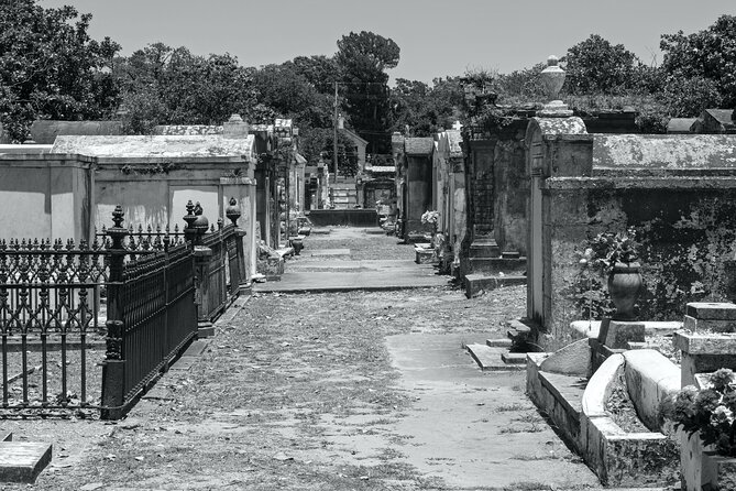 New Orleans Cemetery Bus Tour with Exclusive Cemetery Access - Touring with confidence: safety and pacing
