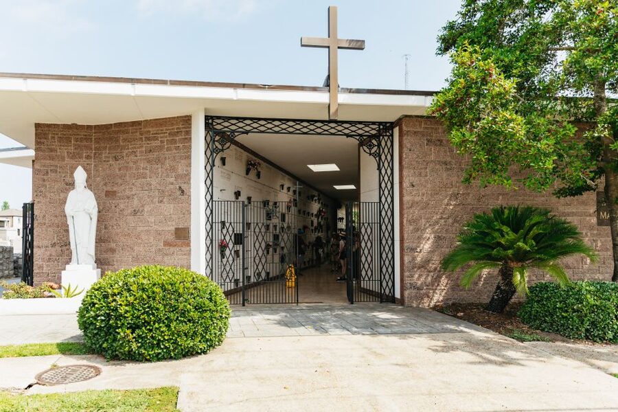 New Orleans: Cemetery Tour - Why New Orleans keeps the dead above ground