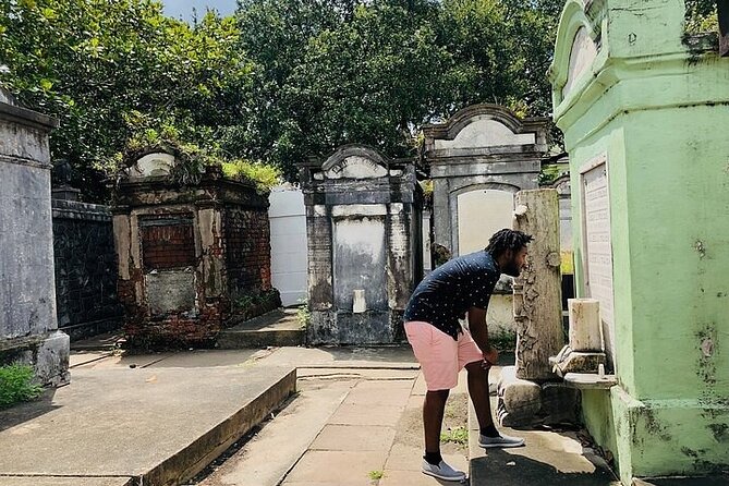 New Orleans City and Cemetery Tour with Garden District Stroll - Garden District and St. Charles Avenue: Mansions, Streetcars, and Big-Name Schools