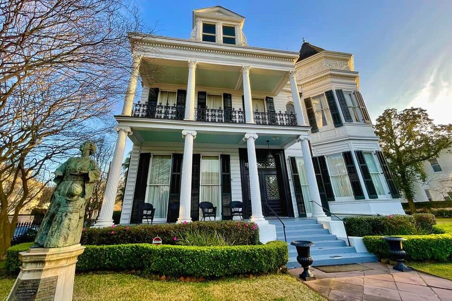 New Orleans: City & Cemetery Tour + Garden District Stroll - Jackson Square to Esplanade: How the tour builds your bearings