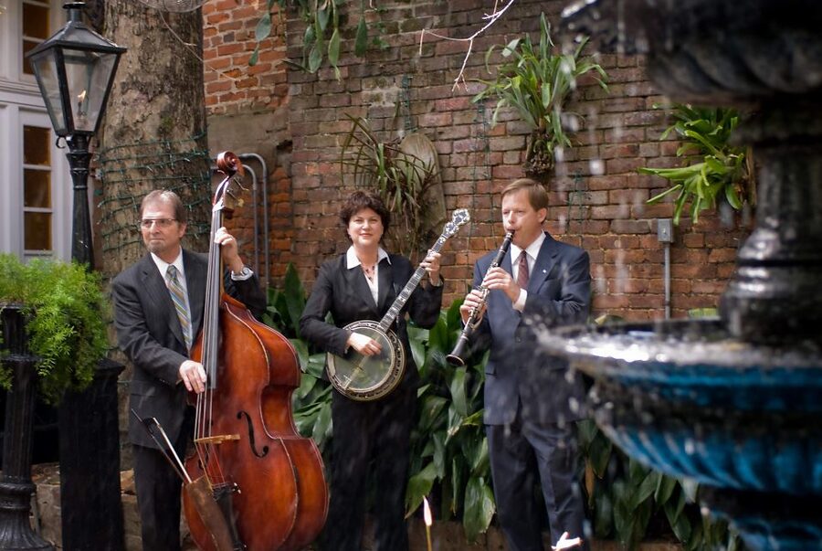 New Orleans: 'Court of Two Sisters' Jazz Brunch Buffet - Jazz While You Eat: What the Music Adds (and When It Might Pause)