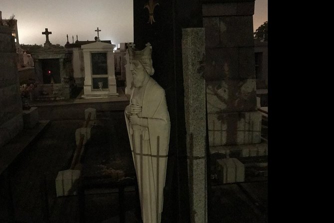 New Orleans Dead of Night Ghosts and Cemetery Bus Tour - Ghost photos, weird claims, and how to manage expectations