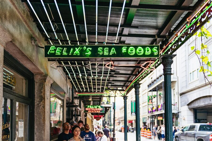 New Orleans: French Quarter Food Tour with Tastings - Sit-down vs sidewalk tastings: what to plan for