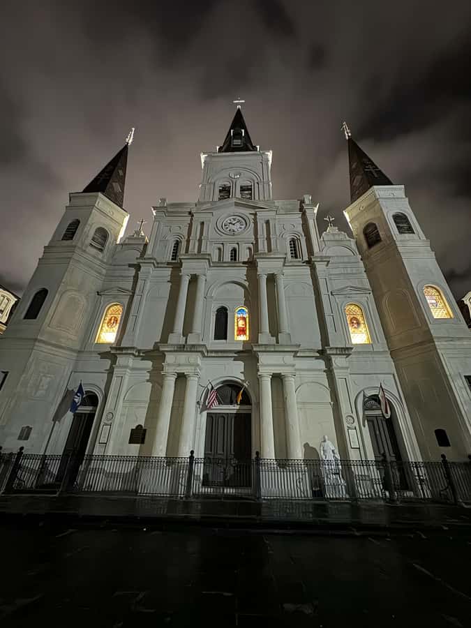 New Orleans: French Quarter Ghosts Haunted Walking Tour - Optional Séance in the Lounge, Then Back Out Into the Neon Night