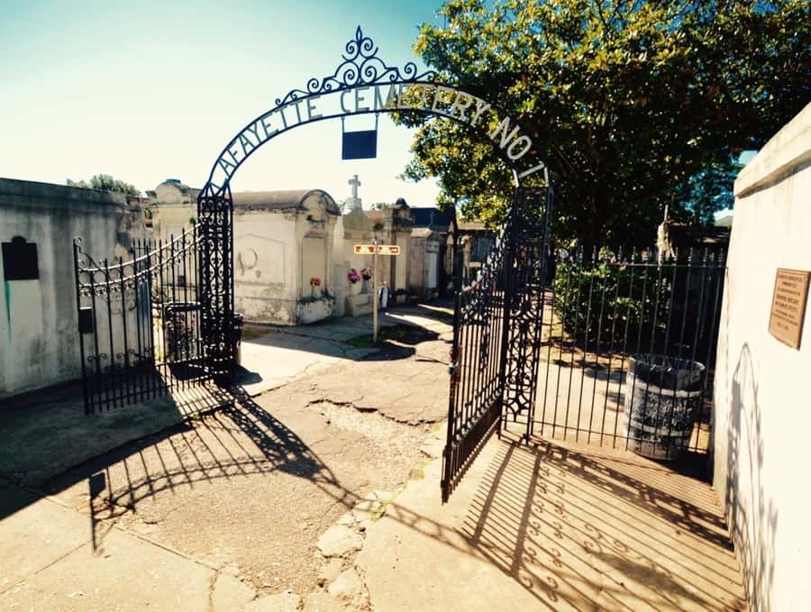 New Orleans: Garden District and Lafayette Cemetery Tour - Architecture Spotting Game: Greek Revival, Italianate, Gothic, and More