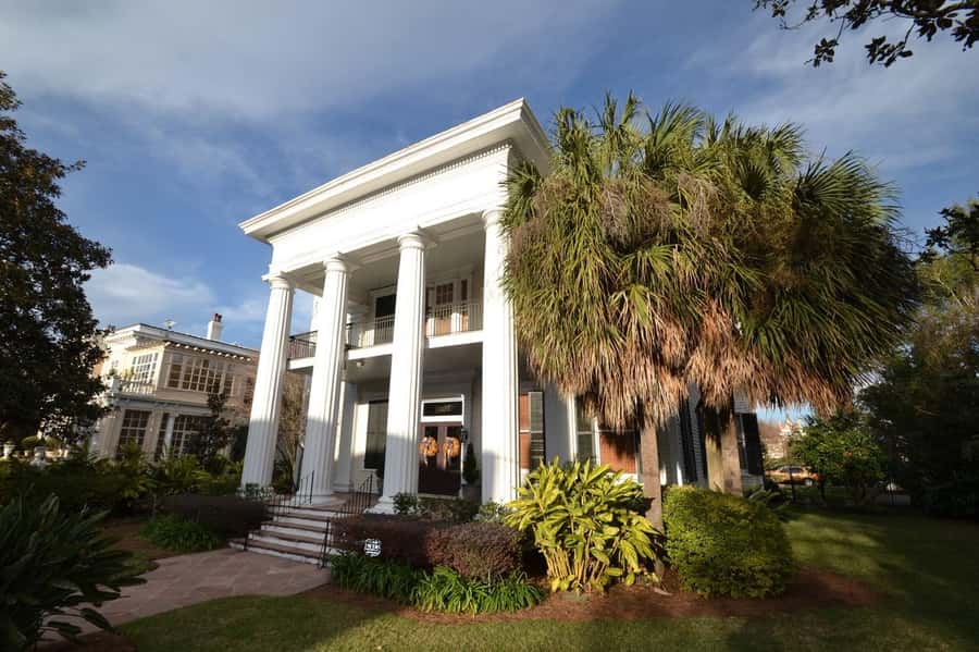 New Orleans: Garden District and Lafayette Cemetery Tour - American Horror Story Meets the Garden: Buckner Mansion and Miss Robichaux’s Academy