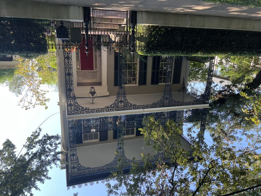 New Orleans : Garden District Architecture Walking tour - Above-Ground Burial Traditions and the Sense of Place