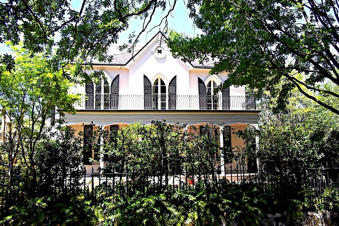 New Orleans Garden District- At your own pace. Downloadable audiovisual tour. - St Charles to Third Street: where your Garden District route starts