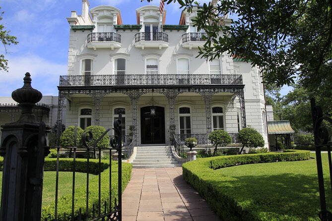New Orleans Garden District- At your own pace. Downloadable audiovisual tour. - The downloadable audiovisual format: how it helps you tour smarter