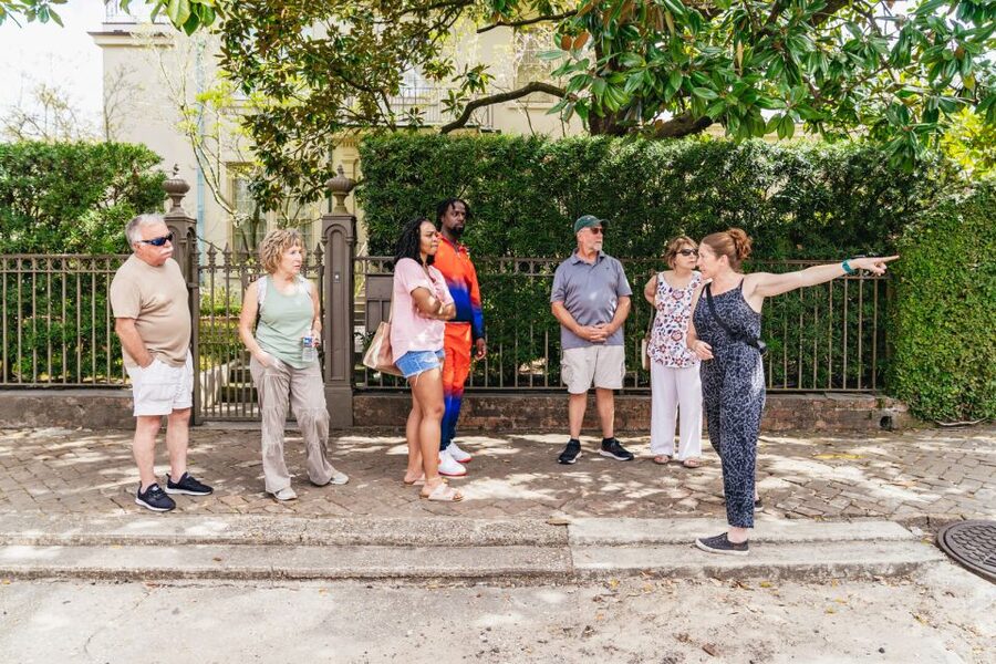 New Orleans: Garden District Food, Drinks & History Tour - Three stops, one full meal: Cajun and Creole flavors in the right order