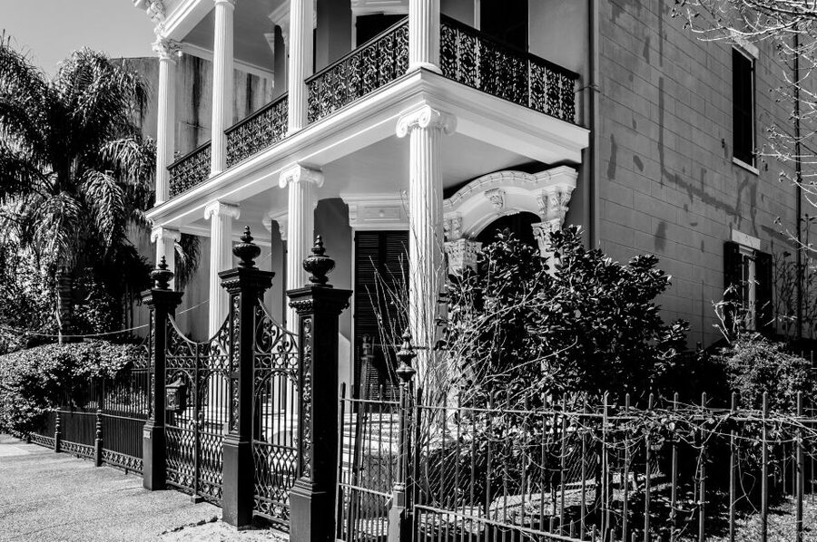 New Orleans Garden District Tour - Guides, group size, and the tone of the walk