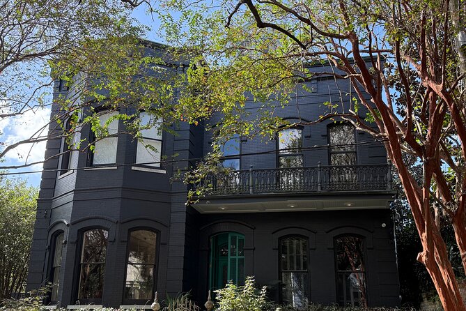 New Orleans: Garden District Tour - Live Oaks, Crepe Myrtles, and Mansion Facades: why the Garden District walk feels different