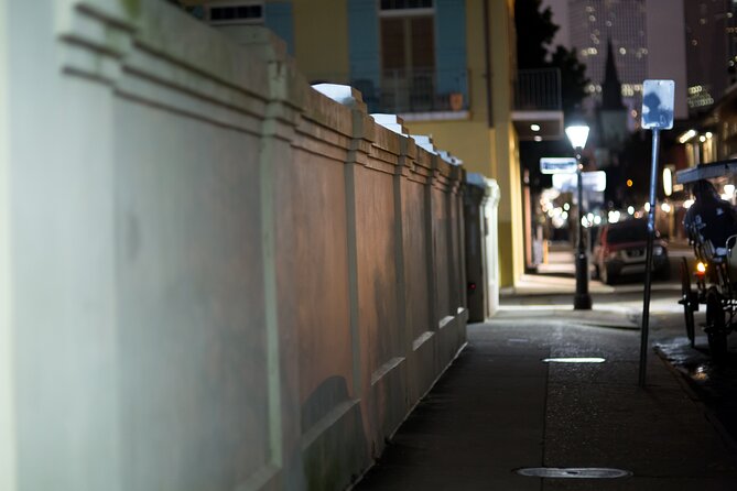 New Orleans Ghosts Boos and Booze Haunted Pub Crawl - The 1 hour 45 minute format: fast enough to stay fun