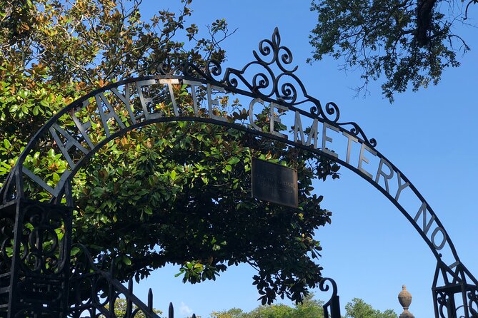 New Orleans Highlights of the Garden District Walking Tour - Meeting at 2140 Magazine St: getting oriented fast