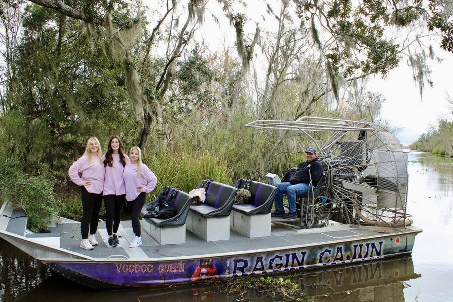 New Orleans: Oak Alley or Laura Plantation & Airboat Tour - What to watch and listen for during the swamp tour