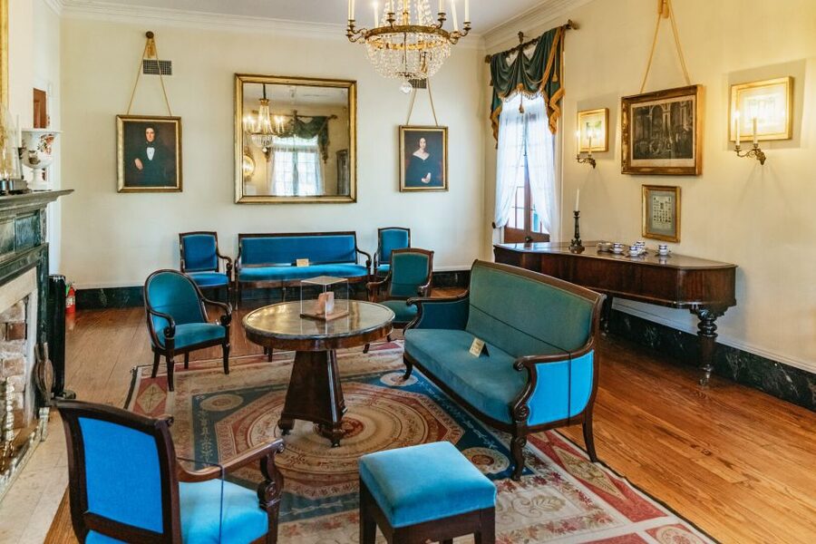 New Orleans: Oak Alley Plantation & Airboat Swamp Combo Tour - A New Orleans day that mixes two very different worlds