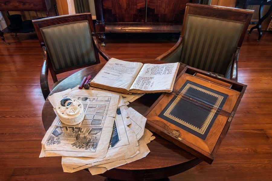 New Orleans: Oak Alley Plantation Tour with Hotel Transfers - Mint julep time and souvenir shopping: choose your pace