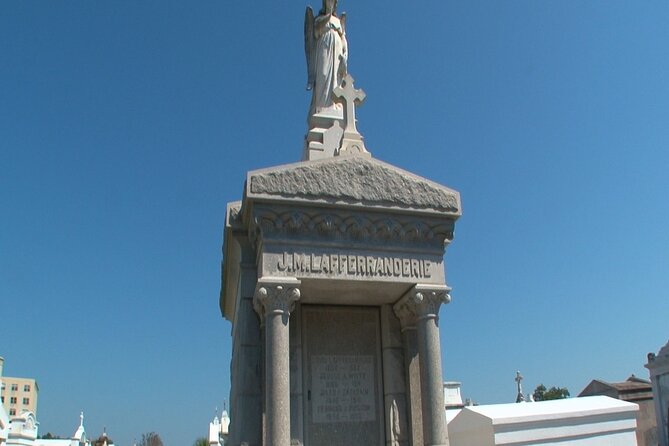New Orleans Private City and Cemetery Tour: Up to 24 Passengers - What this 2.5-hour tour really delivers