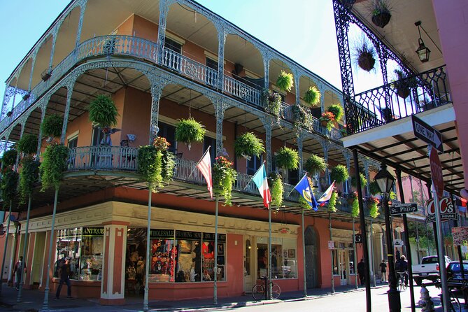 New Orleans Private City and Cemetery Tour: Up to 24 Passengers - Café Du Monde: a quick beignet and bathroom reset
