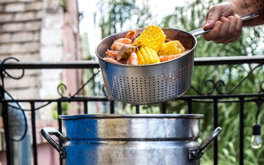 New Orleans: Shrimp Boil Experience in French Quarter - Stop 2: a quick cocktail moment that sets the tone