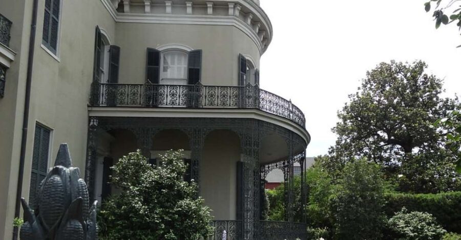 New Orleans: Tombs and Mansions of the Garden District - Lafayette Cemetery: Above-Ground Tombs That Set the Mood