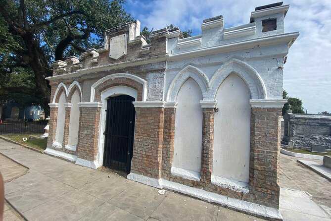 Night Cemetery Insiders Bus Tour in New Orleans - The bus tour flow in a tight 2-hour window