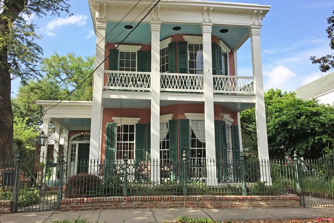 Oak Alley Plantation and New Orleans City and Cemetery Tour - St. Louis Cemetery No. 3: above-ground tombs and the real reason the graves are reused