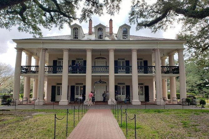 Oak Alley Plantation Tour with Transportation - Entering Oak Alley: the oak tunnel and the plantation’s name story