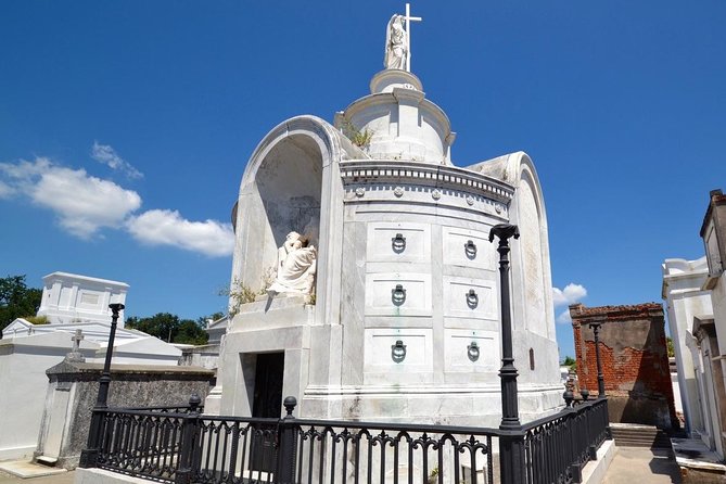 One Hour Saint Louis Cemetery Number One Walking Tour - Photo Stops and What to Expect for Pictures