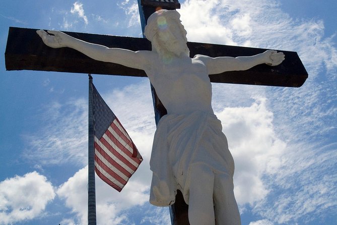 Saints and Sinners Walking Tour in New Orleans - Meet at The Voodoo Lounge: check-in and the Hurricane cup start