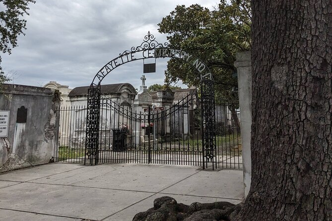 Self Guided Walking Tour of New Orleans' Historic Garden District - Briggs-Staub House and the Opera Guild Home: what to notice on sight