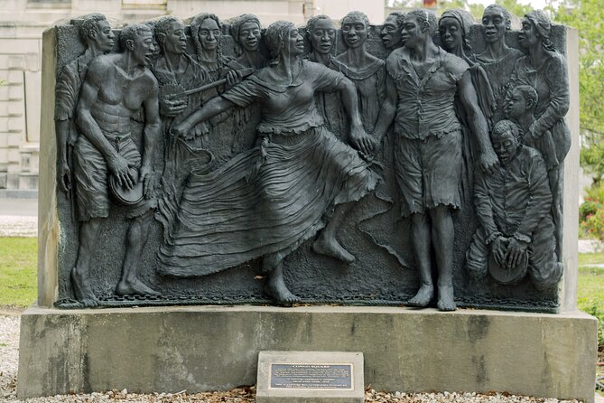 The French Quarter History Tour - Stop 2: Washington Artillery Park and the river-under-your-feet story